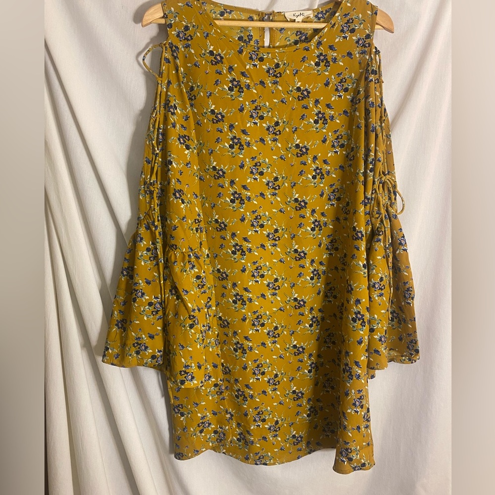 Woman’s floral top by Kye Mi size M NWT